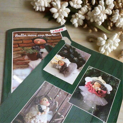 manuale Sulla neve con Berto Stafil Natale 2025 kit cartamodelli libretto di bambole pupazzi in pezza tessuto di feltro pannolenci creare lavoretti creativi bambini fiocchi nascita coccarde ghirlande fuoriporta addobbi decorazioni bamboline angioletti pupazzo di neve