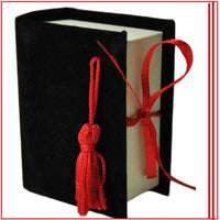 scatolina nera portaconfetti laurea bomboniere velluto nappina rossa forma libro rivestito per packaging confezionamento confetti