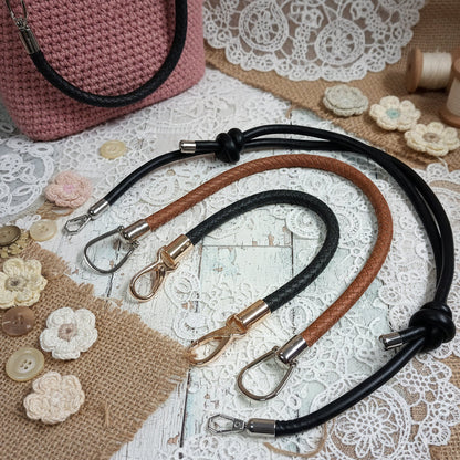 colore beige tinta cuoio nero manico ecopelle intrecciata corda liscia con attacchi finali per borse artigianali uncinetto pochette di stoffa tessuto ricamato clutch bags estive moda mare shopper di paglia rafia cordino