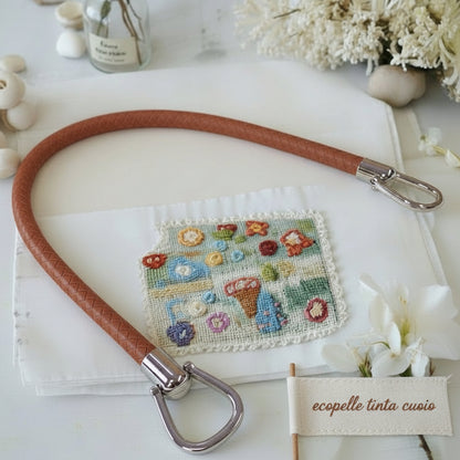 colore beige tinta cuoio manico ecopelle intrecciata con attacchi finali per borse artigianali uncinetto pochette di stoffa tessuto ricamato clutch bags estive moda mare shopper di paglia rafia cordino