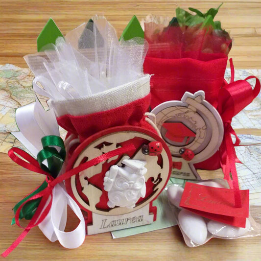 portaconfetti piantina forma mappamondo globo legno naturale rosso scritta laurea coccinella portafortuna cappello tocco gufo saggio gessetto sacchettino juta lino bomboniera confezionata o kit fai da te nastri tulle confetti bigliettino
