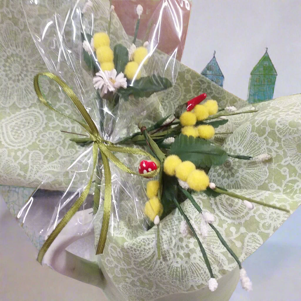 3 modelli chiudipacco packaging segnaposto mazzetto mazzolino pick piccolo mimosa finta artificiale confezionata con foglie boccioli pistilli peperoncino funghetto margherita in sacchetto trasparente per mini bouquet festa della donna 8 marzo idea regalo