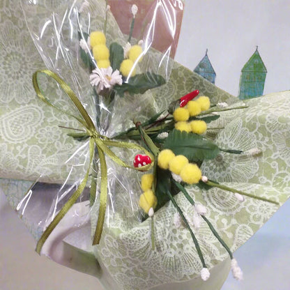 3 modelli chiudipacco packaging segnaposto mazzetto mazzolino pick piccolo mimosa finta artificiale confezionata con foglie boccioli pistilli peperoncino funghetto margherita in sacchetto trasparente per mini bouquet festa della donna 8 marzo idea regalo