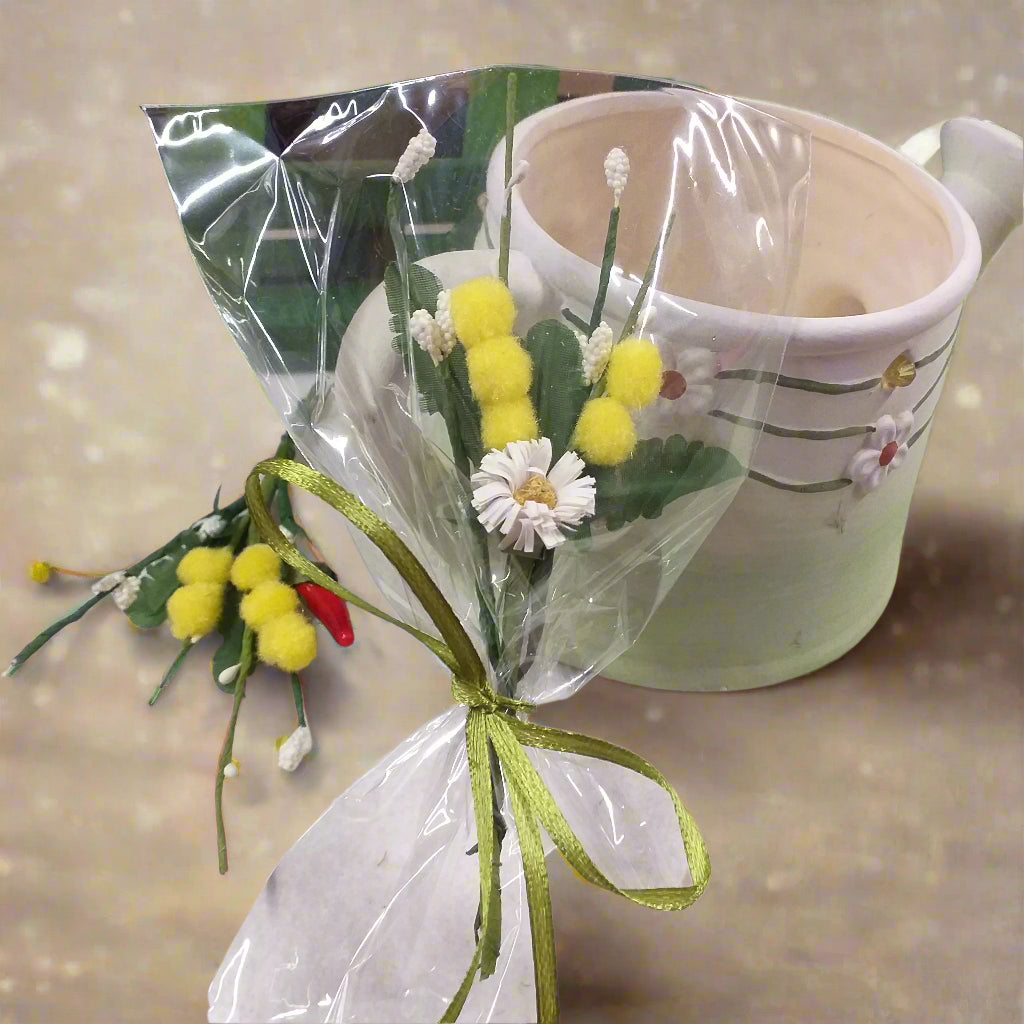 primo piano segnaposto mazzetto mazzolino pick piccolo mimosa finta artificiale confezionata con foglie boccioli pistilli peperoncino funghetto margherita in sacchetto trasparente per mini bouquet festa della donna 8 marzo idea regalo