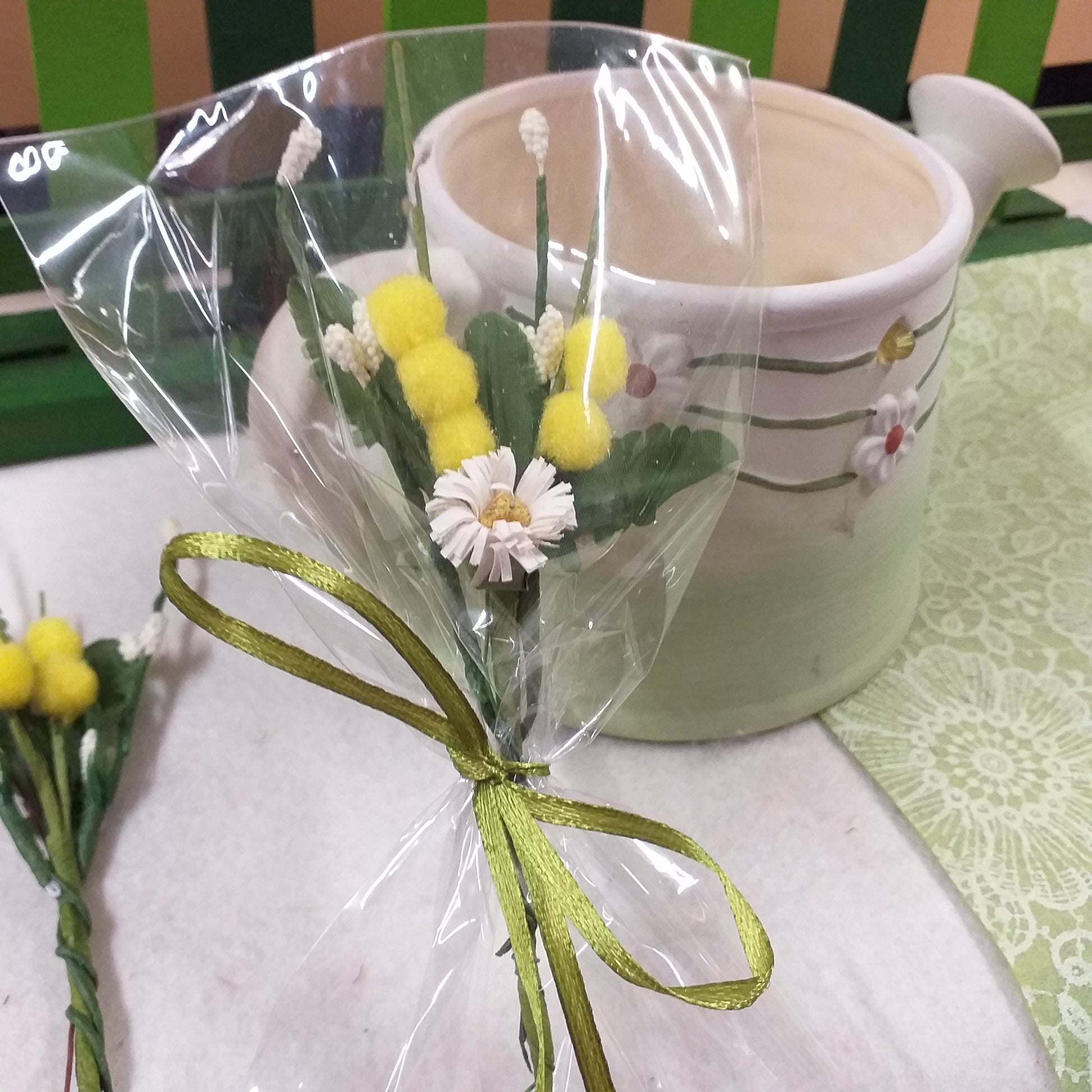 regalino pensierino souvenir segnaposto mazzetto mazzolino pick piccolo mimosa finta artificiale confezionata con foglie boccioli pistilli margherita in sacchetto trasparente per mini bouquet festa della donna 8 marzo idea regalo