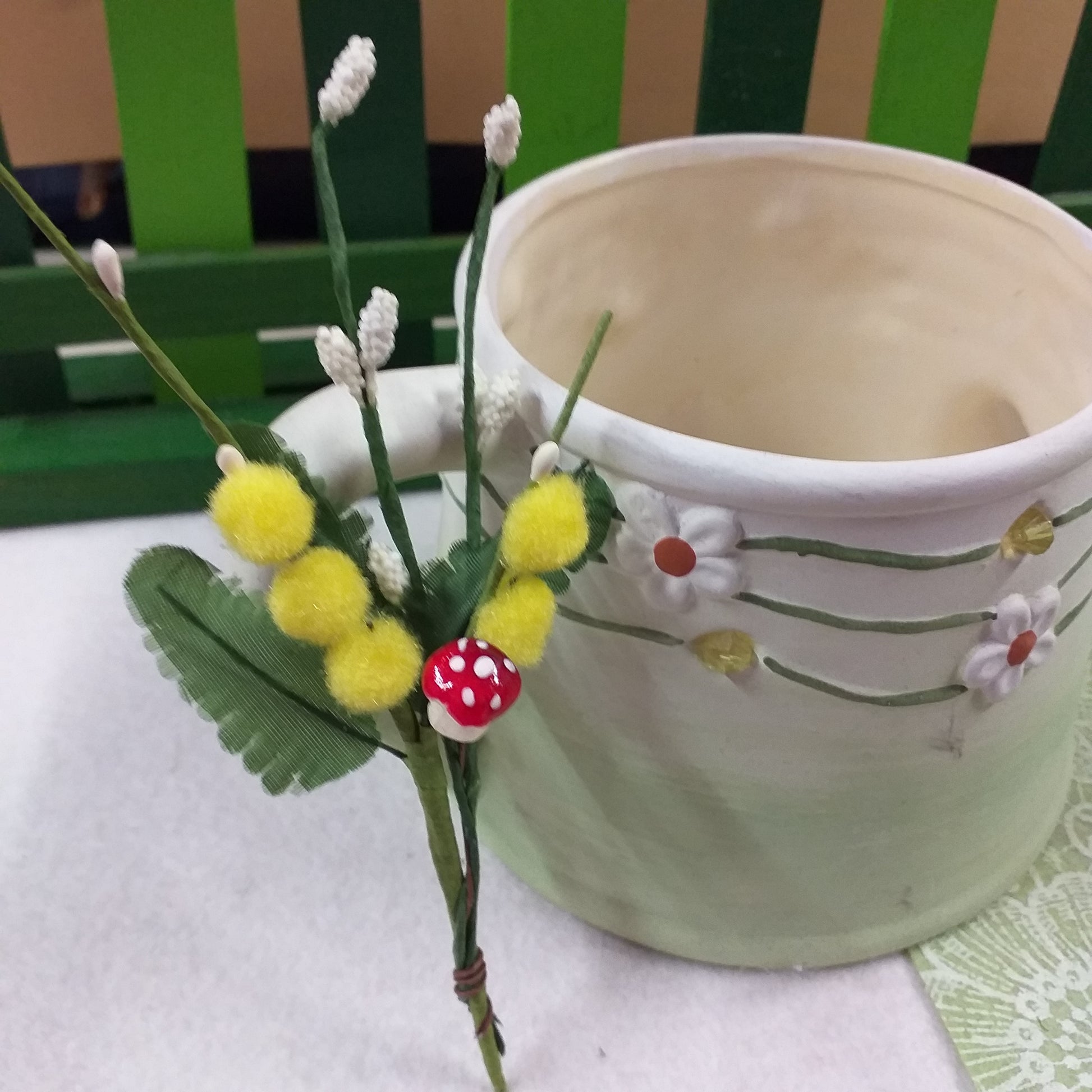segnaposto mazzetto mazzolino pick piccolo mimosa finta artificiale confezionata con foglie boccioli pistilli funghetto per mini bouquet festa della donna 8 marzo idea regalo
