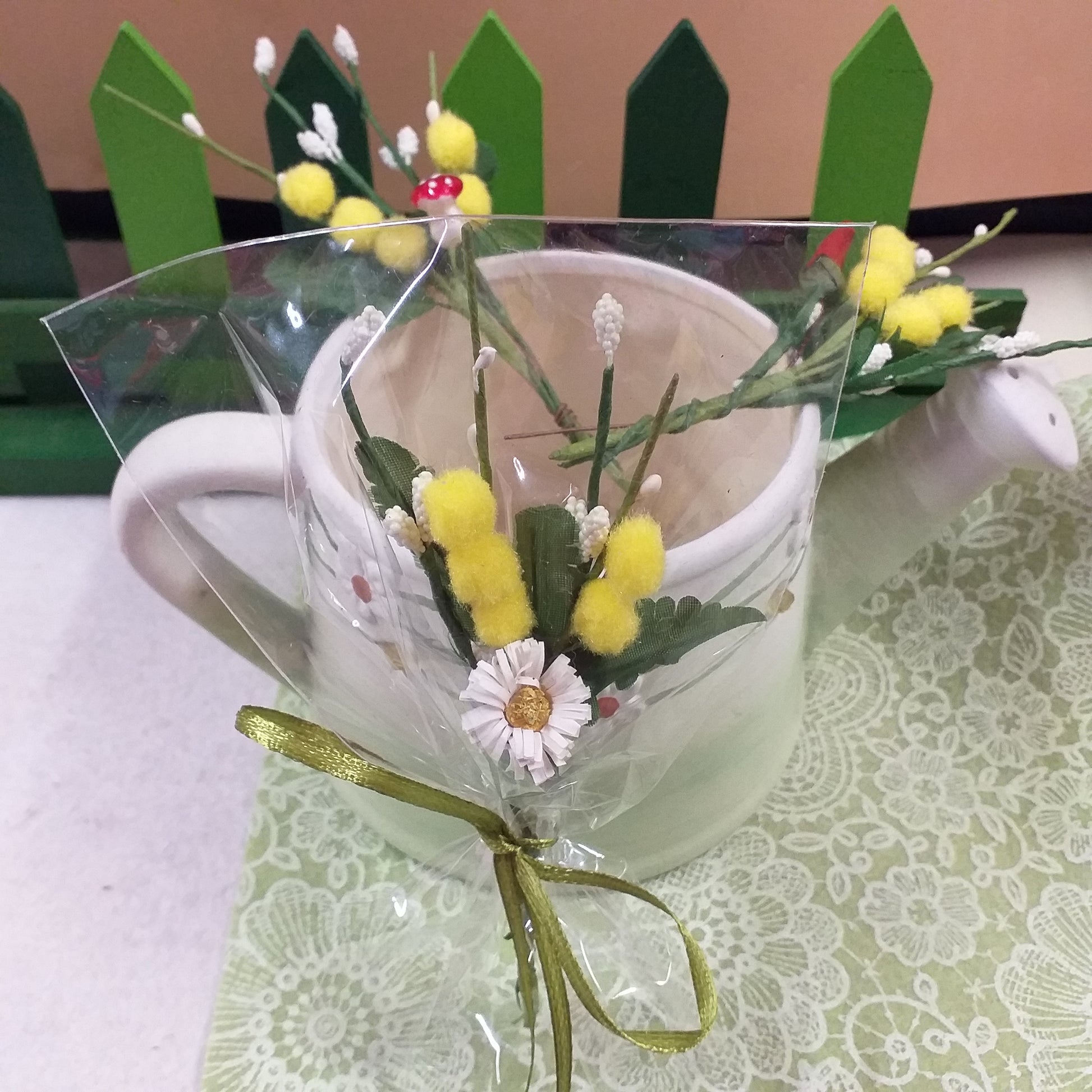 come decorare con segnaposto mazzetto mazzolino pick piccolo mimosa finta artificiale confezionata con foglie boccioli pistilli peperoncino funghetto margherita in sacchetto trasparente per mini bouquet festa della donna 8 marzo idea regalo