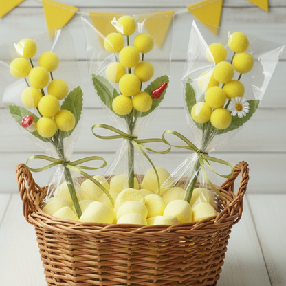 segnaposto mazzetto mazzolino pick piccolo mimosa finta artificiale confezionata con foglie boccioli pistilli peperoncino funghetto margherita per mini bouquet festa della donna 8 marzo idea regalo con cestino caramelle marshmallow