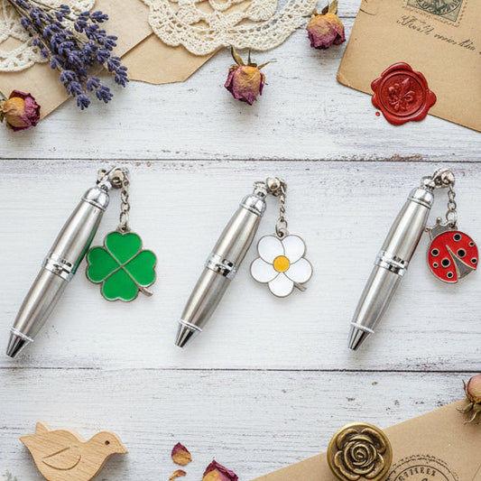 mini penna biro portachiavi ciondolo quadrifoglio margherita coccinella bomboniera Comunione Cresima da confezionare con sacchetto confetti