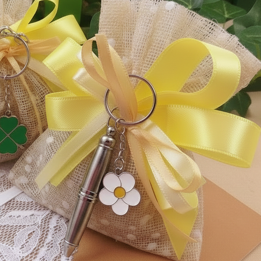 sacchettino tela rustica beige pois confezionato mini penna biro portachiavi bomboniera Comunione Cresima con fiocco coccarda nastro giallo ciondolo margherita