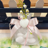 idea creare sacchettino confetti gessetto cuore e rametto pick mughetti bianchi fiori finti artificiali per fai da te bomboniere allestimento matrimonio composizioni floreali vetrine