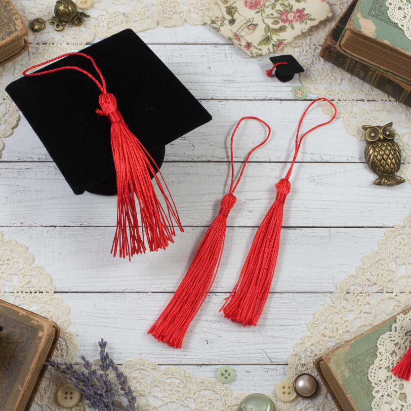 idea decorazione cappello di laurea tocco nero portaconfetti con nappina rossa di cordino fiocco uso fai da te bomboniere segnalibro
