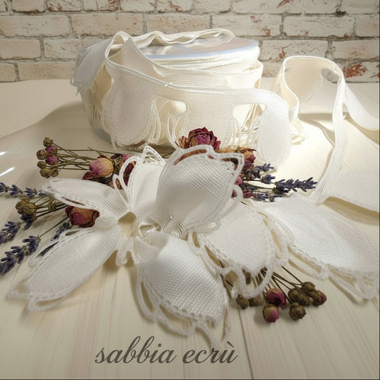 frou frou coccarda petali fiori foglie nastro portaconfetti sabbia ecrù uso creare bomboniere fai da te confezioni lavanda fiori secchi packaging pasticceria cioccolatini caramelle confezionare segnaposto