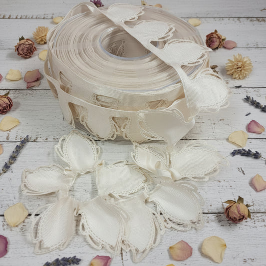 colore avorio nastro portaconfetti tela bouclè e velo petali foglie per costruire e realizzare coccarde con tirante da confezionare con confetti per segnaposto e bomboniere