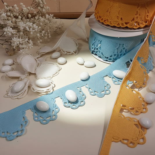 giallo celeste coccarda petali fiori foglie nastro portaconfetti sabbia beige uso creare bomboniere fai da te confezioni lavanda fiori secchi packaging pasticceria cioccolatini caramelle confezionare segnaposto a forma di fiore e farfalla