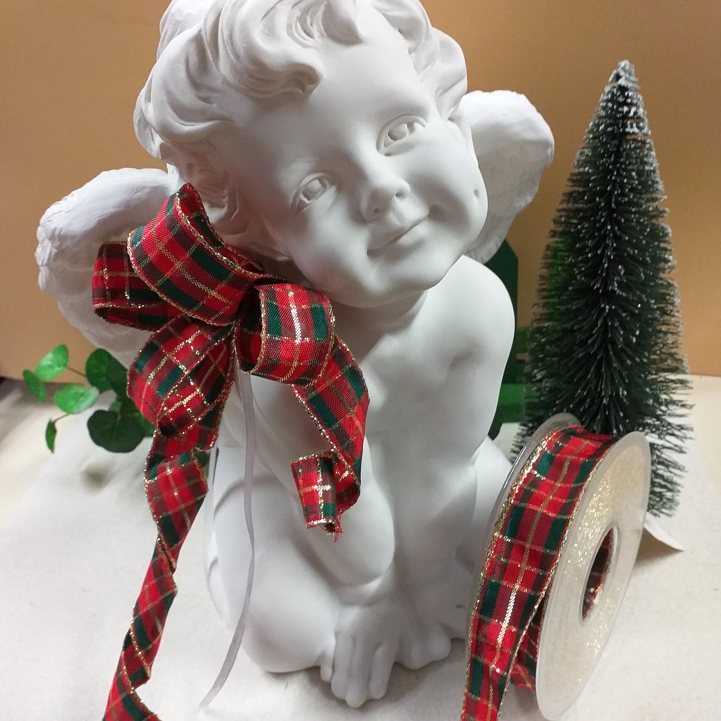 vetrina natalizia angelo pinetto alberello e colore classico rosso verde oro scozzese nastro tartan quadretti con bordo rinforzato per fiocchi coccarde addobbi decorazioni albero di Natale