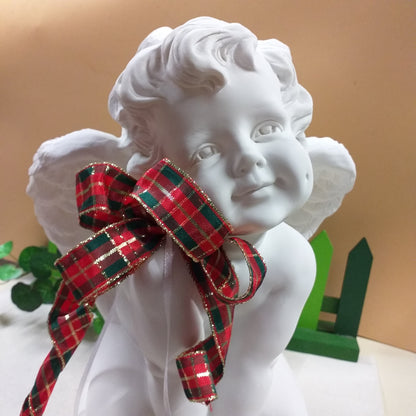 primo piano confezionare regalo packaging classico rosso verde oro scozzese nastro tartan quadretti con bordo rinforzato per fiocchi coccarde addobbi decorazioni albero di Natale