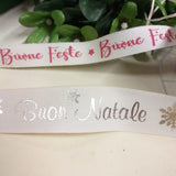 stoffa tessuto tela rustica fantasia buon Natale Buone feste stelline fiocchi di neve scritta nastro stampato auguri fantasia bianco uso packaging confezione regalo natalizia vetrinistica addobbi decorazioni