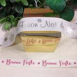 stoffa tessuto buon Natale stelline fiocchi di neve buone feste scritta nastro stampato auguri fantasia rosso bianco uso packaging confezione regalo natalizia vetrinistica addobbi decorazioni scatoline shopper sportine juta chiudipacco