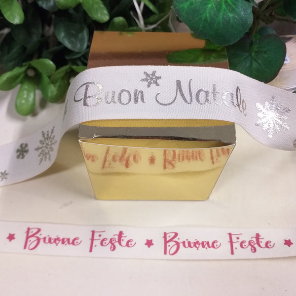 stoffa tessuto buon Natale stelline fiocchi di neve buone feste scritta nastro stampato auguri fantasia rosso bianco uso packaging confezione regalo natalizia vetrinistica addobbi decorazioni scatoline shopper sportine juta chiudipacco