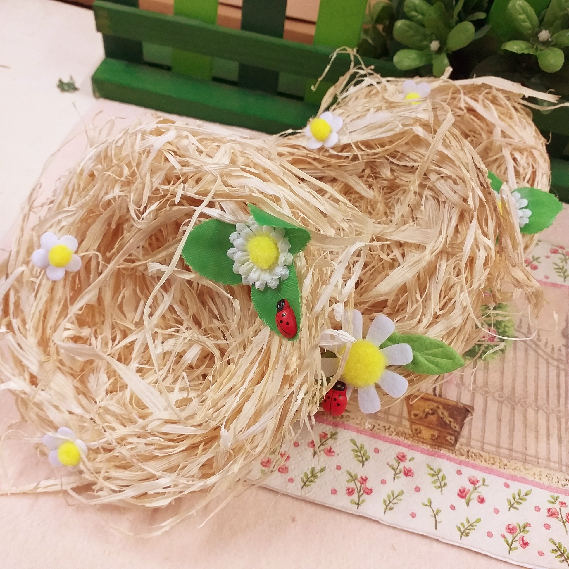 vetrina shop tris di nidi finti artificiali di paglia rafia di legno applicazioni fiori margherite stoffa feltro coccinelle portafortuna uso centrotavola decorazioni addobbi albero pasquale vetrinistica