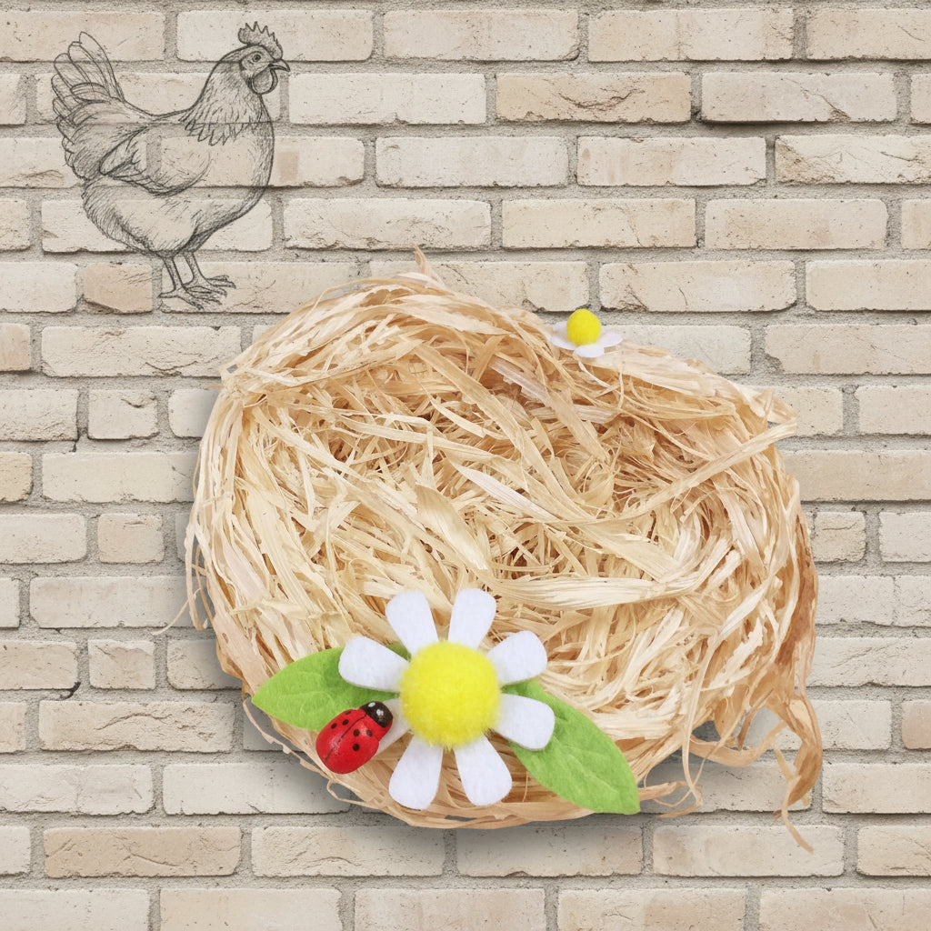 dall'alto nidi finti artificiali di paglia rafia di legno applicazioni fiori margherite stoffa feltro coccinelle portafortuna uso centrotavola decorazioni addobbi albero pasquale vetrine