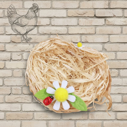 dall'alto nidi finti artificiali di paglia rafia di legno applicazioni fiori margherite stoffa feltro coccinelle portafortuna uso centrotavola decorazioni addobbi albero pasquale vetrine