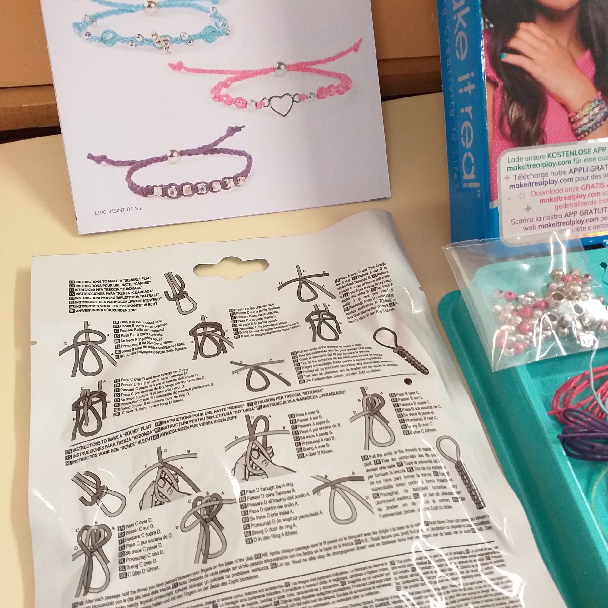 istruzioni come creare nodi scoubidou e braccialetti di perline scintillanti per ragazzine