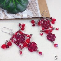fiorellini perline rosse intreccio orecchini fatti a mano particolari pendenti originali artigianali con pietre di vetro e cristalli swarovski perle di conteria chiusura monachelle chiuse argento