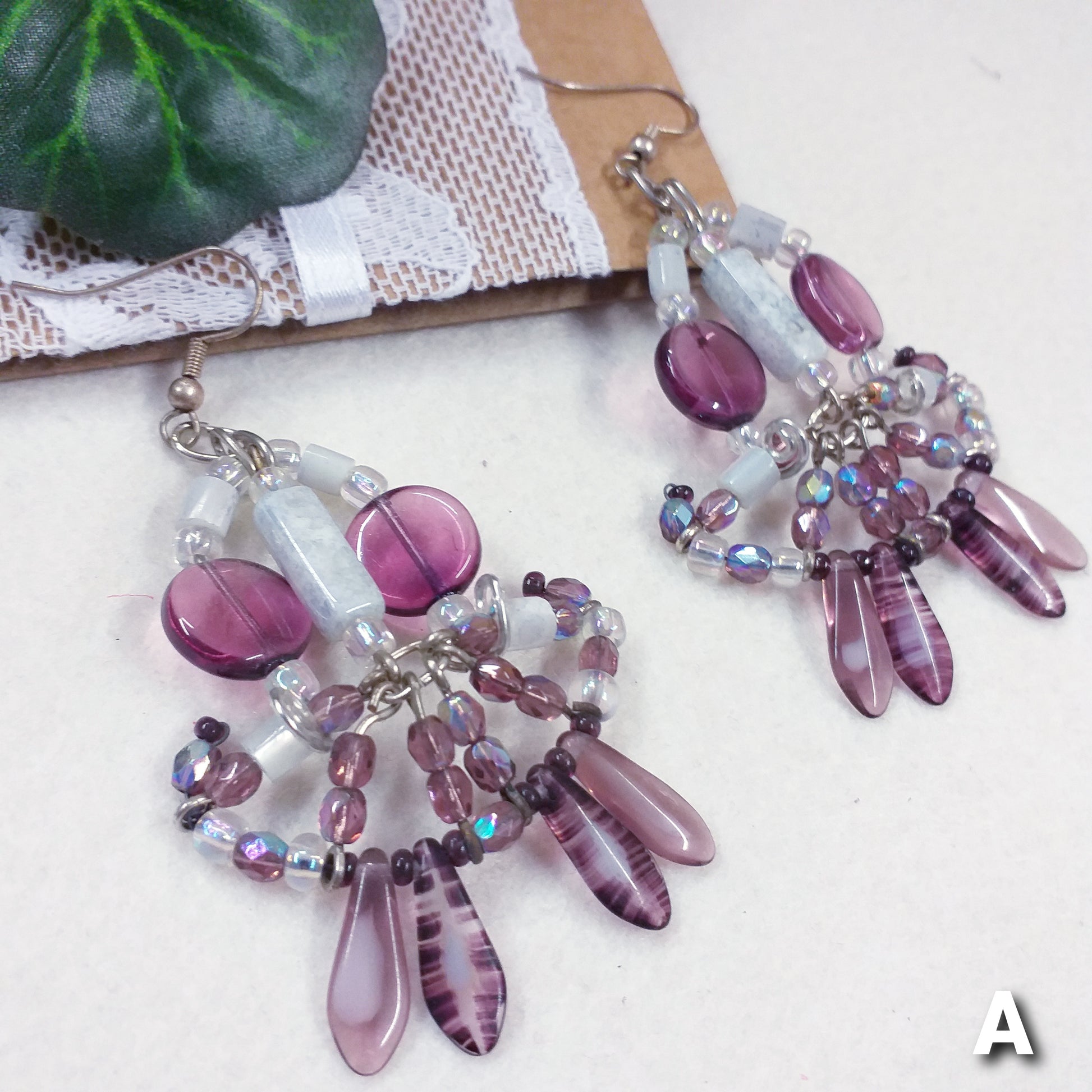 grigio viola orecchini fatti a mano particolari pendenti originali con pietre pasta di vetro schema pavone di perline