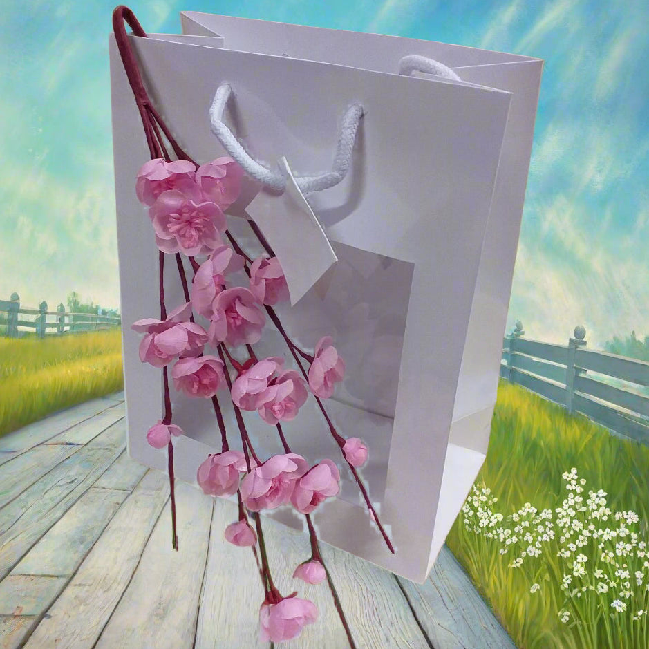 idea fai da te riempitivo packaging confezione regalo shopper borsina con ramo grande vetrina fiori di pesco finti artificiali rosa chiaro composizione piantina addobbi decorazioni vetrine negozio primavera pasquale