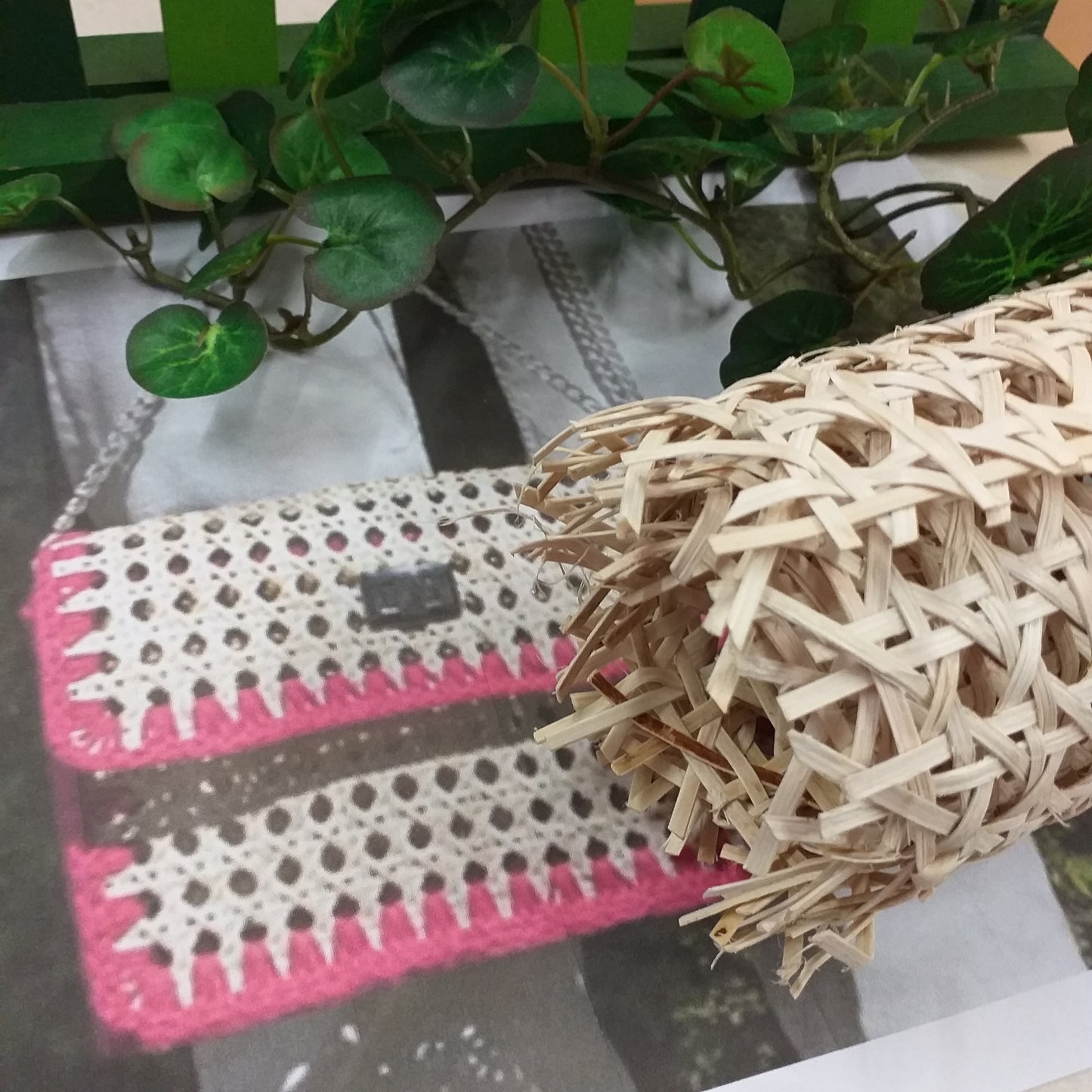 dettaglio rotolo rattan chiaro paglia di vienna per rivestire oggetti e borse uncinetto macramè