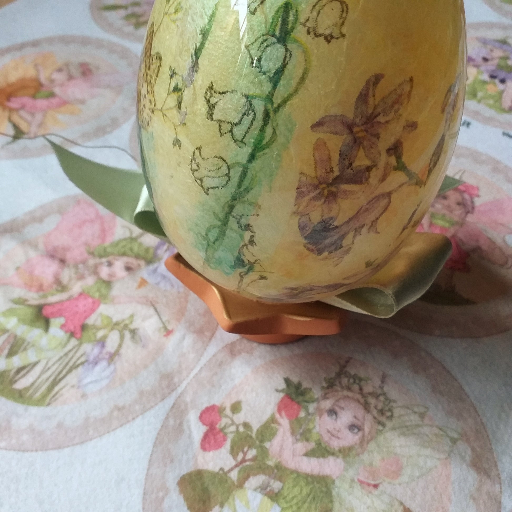 idea per creare tecnica decoupage di tessuto stoffa elfi del bosco fatine dei fiori lilla rosa giallo medaglioni pannello pannolenci stampato per fioristi decorazioni addobbi albero di natale vetrinistica packaging