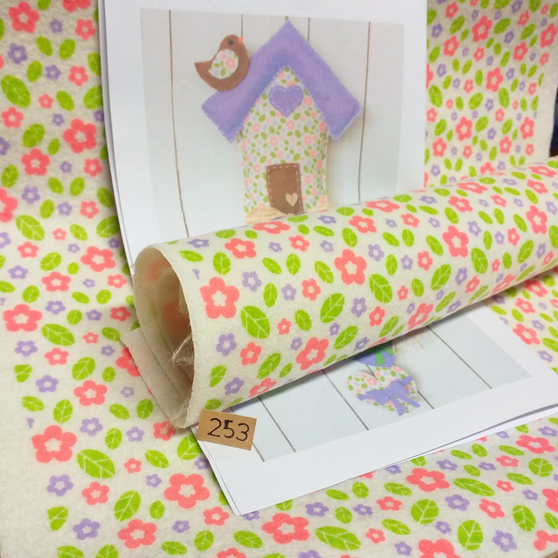 rosa lilla verde 253 tessuto cucito creativo feltro pannolenci stampato fantasia disegnato fiorellini primavera fondo panna pastello uso lavoretti creativi bambini pasquali ghirlande fuoriporta centrotavola fiori composizioni casetta uccellini cuore