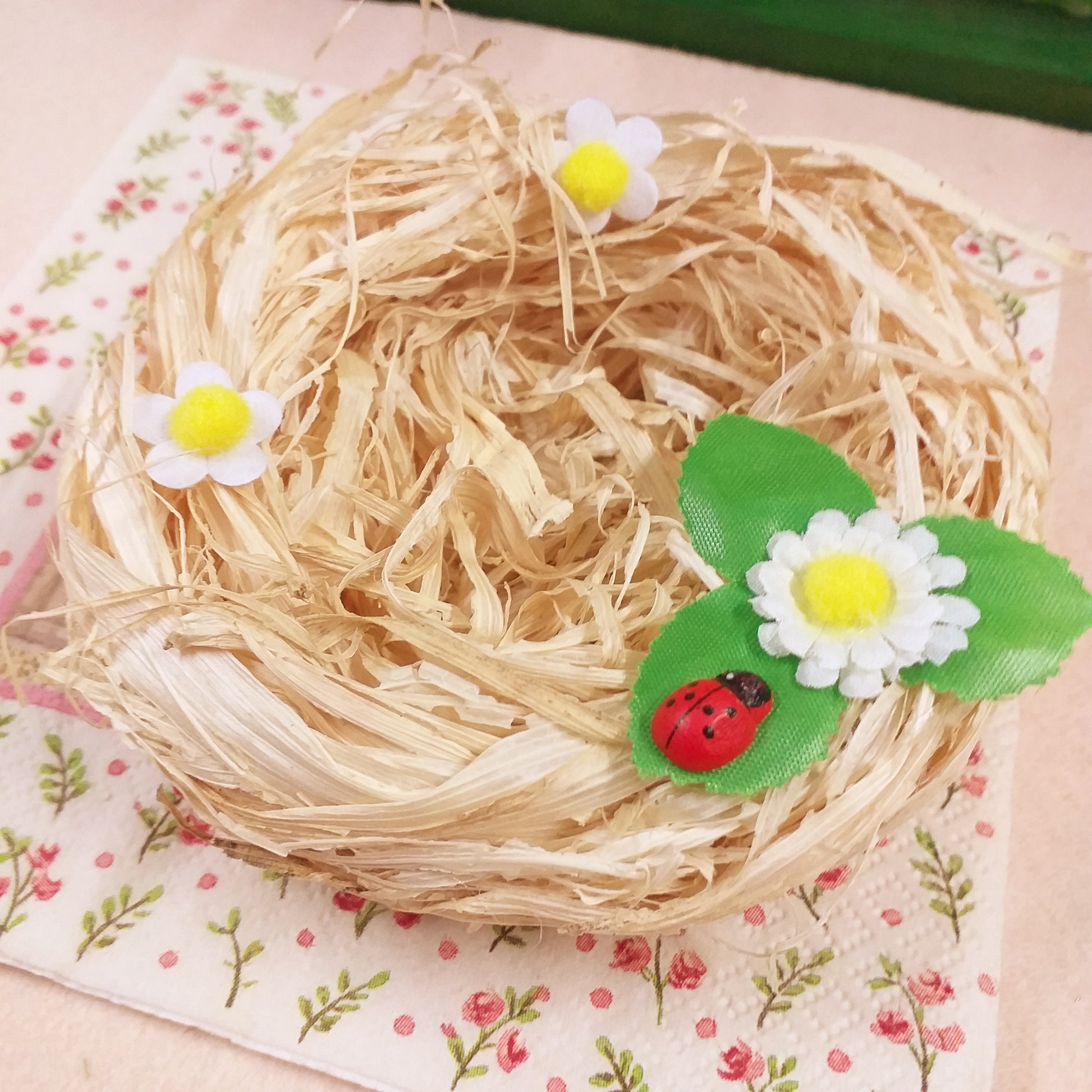 fai da te nidi finti artificiali di paglia rafia di legno applicazioni fiori margherite stoffa feltro coccinelle portafortuna uso centrotavola decorazioni addobbi albero pasquale vetrine