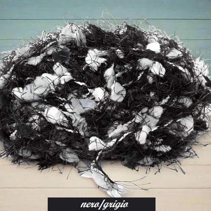 nero grigio Malibu mix stafil colori autunnali lana pompon sfrangiata cordino fantasia pelosetto pelliccioso ecologico cordoncino per uncinetto borse scaldacollo pochette clutch bags sciarpe stole autunnali invernali