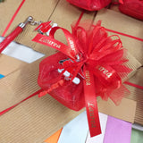 come confezioniamo penna bomboniera laurea biro rossa nera ciondolo charms tocco cappello pergamena confetti rossi bigliettino sacchettino pompon tulle nastro stampato scritta scatolina astuccio confezionato packaging artigianale