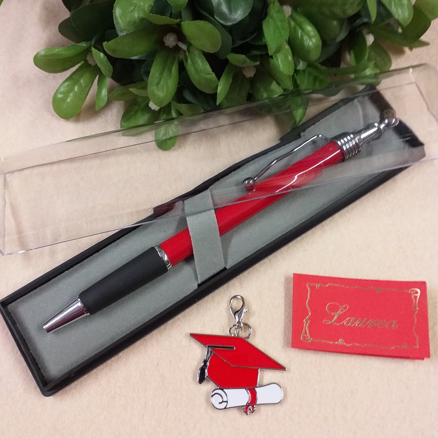 ciondolo a parte per penna bomboniera laurea biro rossa nera charms tocco cappello pergamena scatolina astuccio di plastica rigida trasparente e bigliettino scritta dorata