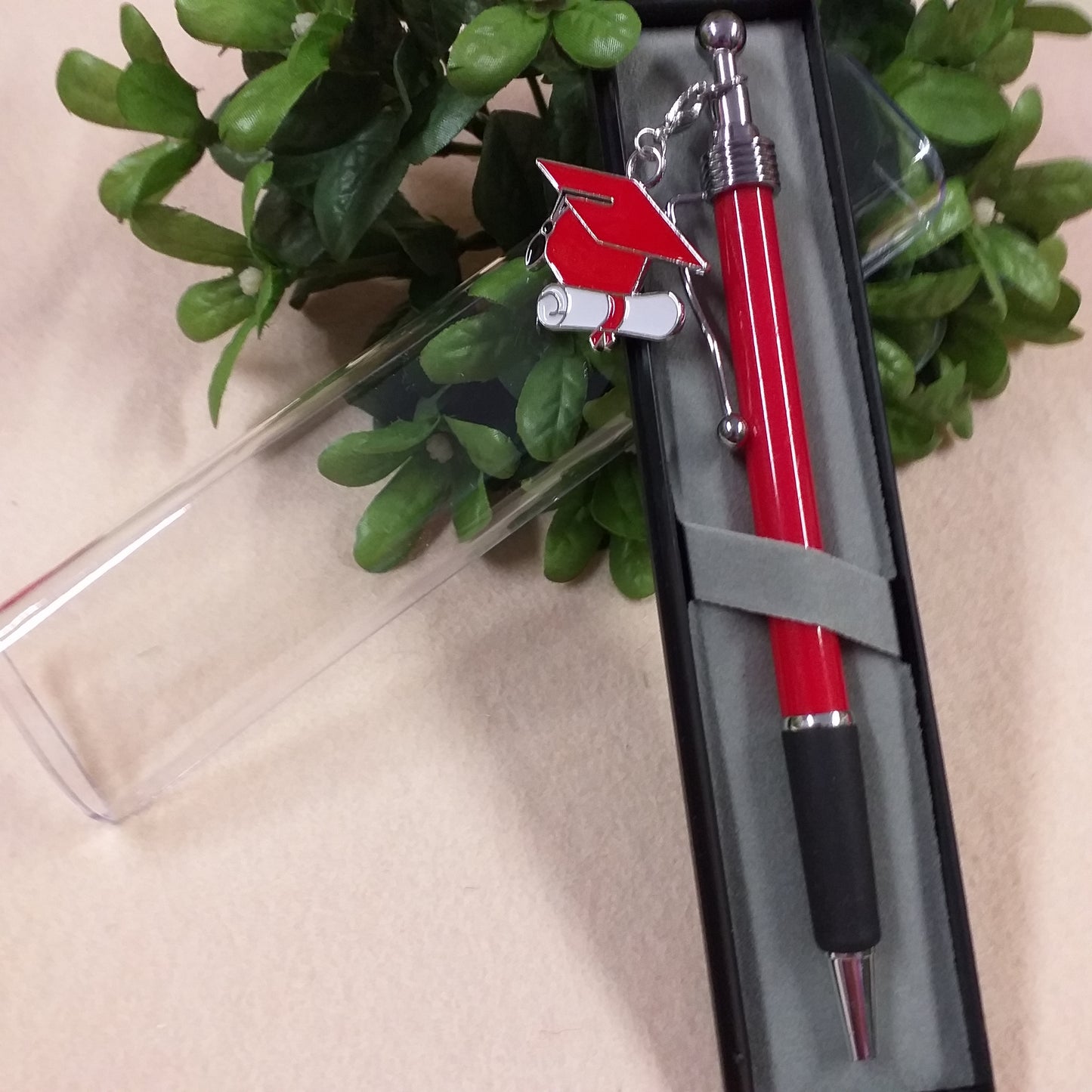 coperchio aperto per penna bomboniera laurea biro rossa nera ciondolo charms tocco cappello pergamena scatolina astuccio di plastica rigida trasparente
