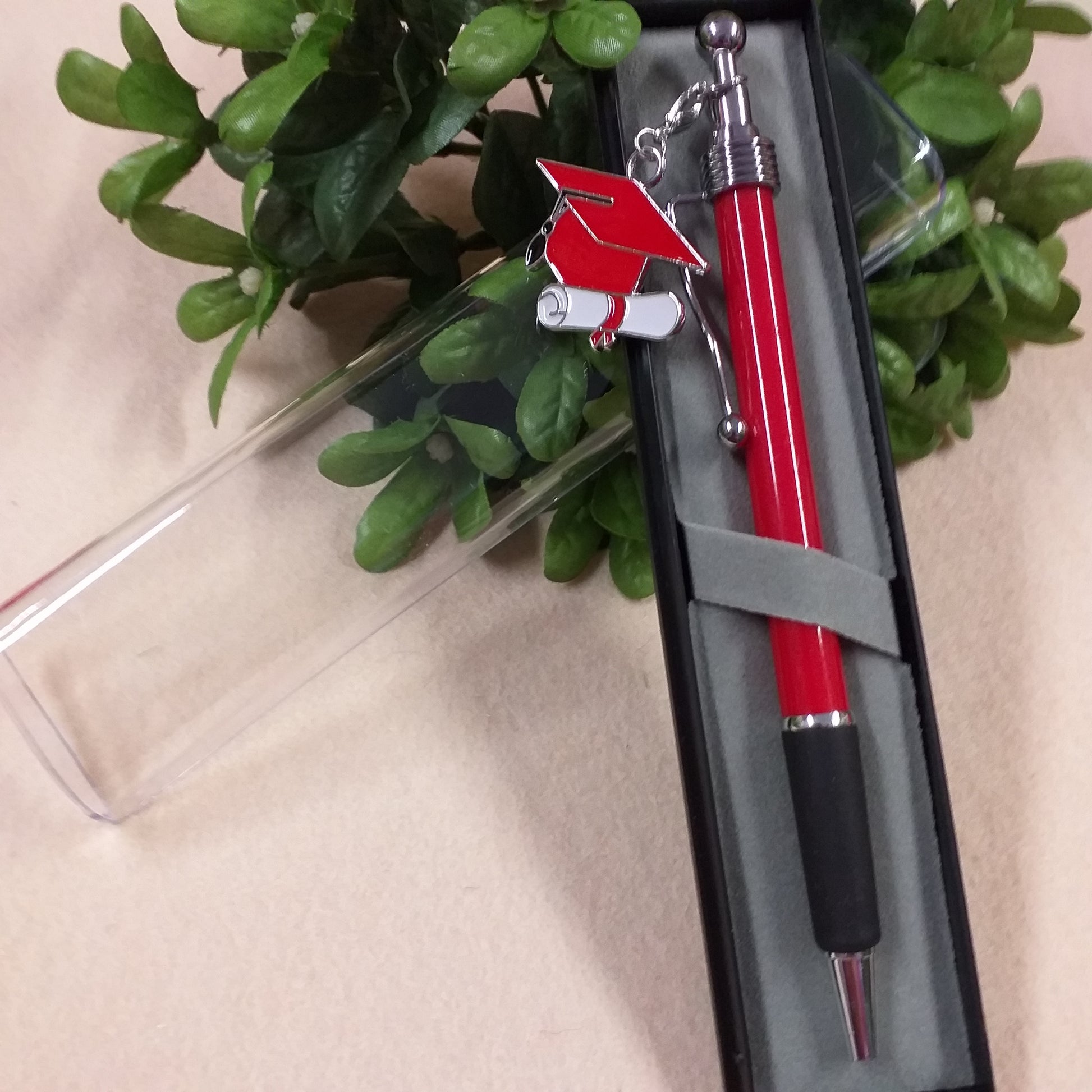 coperchio aperto per penna bomboniera laurea biro rossa nera ciondolo charms tocco cappello pergamena scatolina astuccio di plastica rigida trasparente