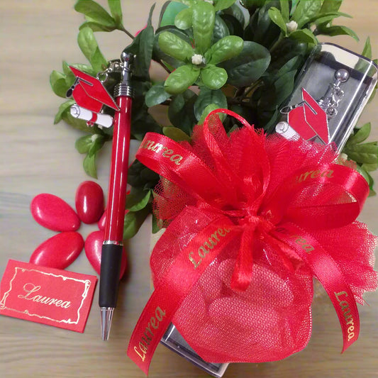 penna bomboniera laurea biro rossa nera ciondolo charms tocco cappello pergamena confetti rossi bigliettino sacchettino pompon tulle nastro stampato scritta scatolina astuccio confezionato packaging artigianale