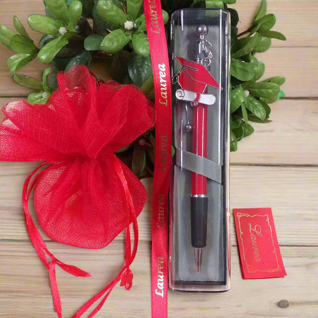penna bomboniera laurea biro rossa nera ciondolo charms tocco cappello pergamena bigliettino sacchettino pompon tulle nastro stampato scritta scatolina astuccio da confezionare kit fai da te packaging artigianale