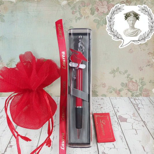 penna bomboniera laurea biro rossa nera ciondolo charms tocco cappello pergamena bigliettino sacchettino pompon tulle nastro stampato scritta scatolina astuccio da confezionare kit fai da te packaging artigianale