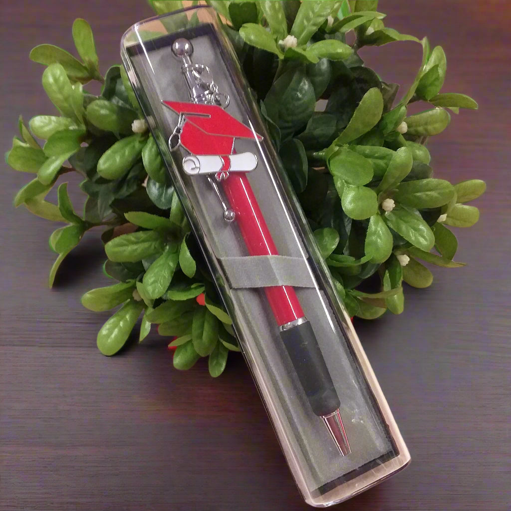 penna bomboniera laurea biro rossa nera ciondolo charms tocco cappello pergamena scatolina astuccio di plastica rigida trasparente