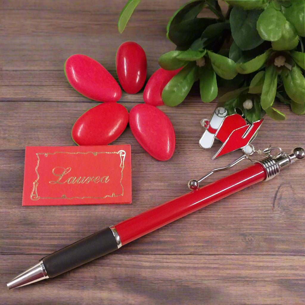 penna bomboniera laurea biro rossa nera ciondolo charms tocco cappello pergamena confetti rossi bigliettino per packaging artigianale