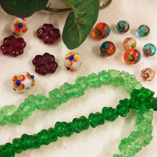 negozio perle di vetro veneziano a lume con fiori e perline forma fiorellini assortiti per fai da te gioielli bijoux di bigiotteria decorazioni bomboniere