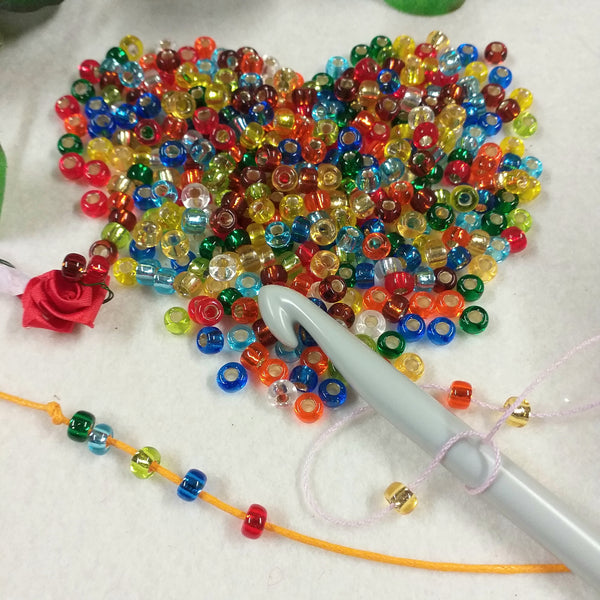 Bracciale per bambina perle bianche con cuoricini colorati e perlina  multicolor