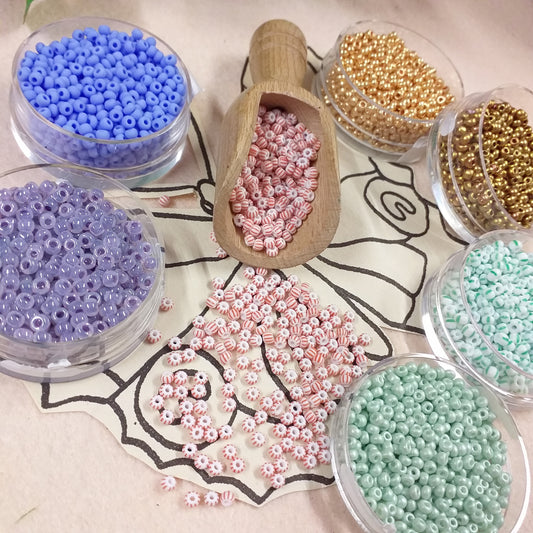 assortimento lilla lavanda verde chiaro rosso bianco oro  bronzo rocailles in vetro perline indiane conteria veneziana hobby bijoux fiori Venezia piante alberi bonsai metalliche esclusive colori metal particolari per bigiotteria gioielli di perle
