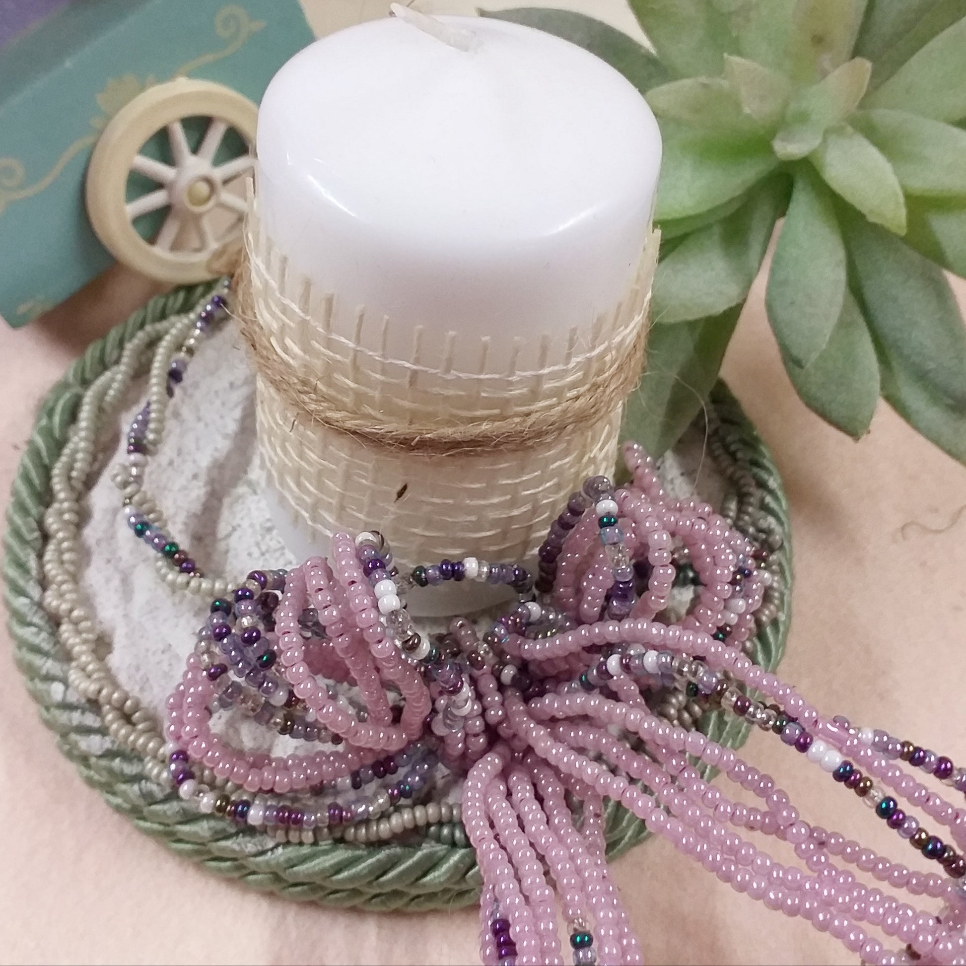 idea fai da te portacandela con misto bordeaux rosato lilla glicine colori cangianti iridati iridescenti arcobaleno perline conteria veneziana vetro rocailles lavori creazioni fiori animaletti tessitura tissage danese bamboline di perle