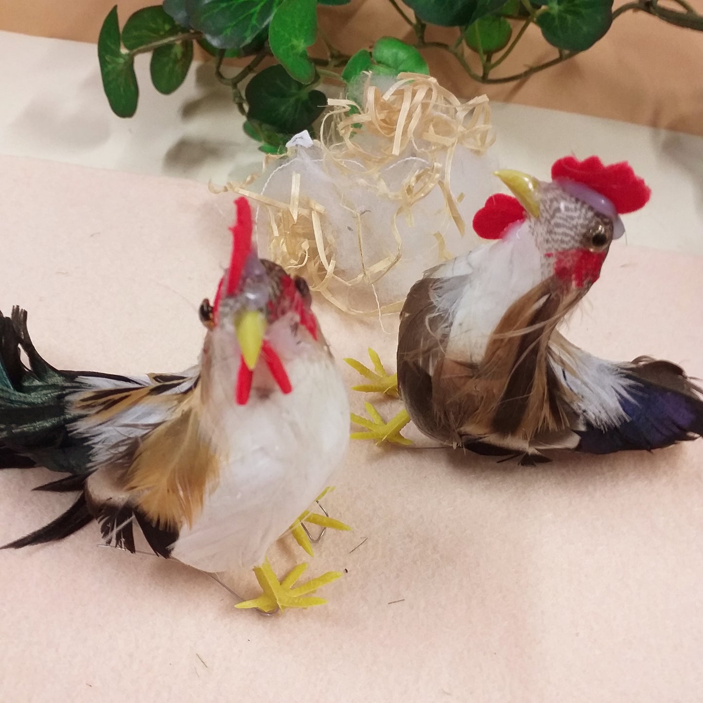 coppia bianco marrone nero gallo gallina piume ciniglia statuette gallinacei miniature 8 cm uso allestimento pollaio decorazioni pasquali addobbi primaverili fai da te vetrine packaging chiudipacco uova sorpresa